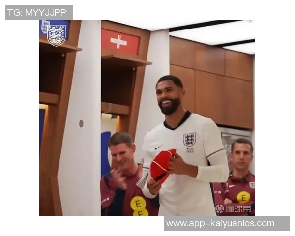 奇克重返英格兰国家队七年后获赠纪念帽子表达喜悦之情 奇克重返英格兰国家队七年后获赠纪念帽子表达喜悦之情