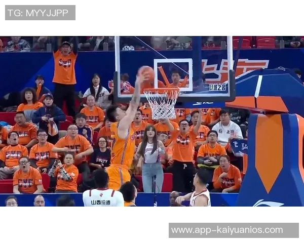 文班在挡拆后华丽转身空接背扣展现惊人弹跳与技巧 文班在挡拆后华丽转身空接背扣展现惊人弹跳与技巧